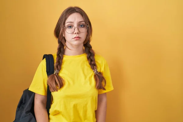 Jonge Blanke Vrouw Met Een Studentenrugzak Een Gele Achtergrond Depressief — Stockfoto