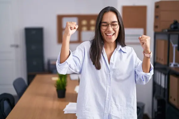 Молодая Латиноамериканка Офисе Счастлива Взволнована Делая Победный Жест Поднятыми Руками — стоковое фото