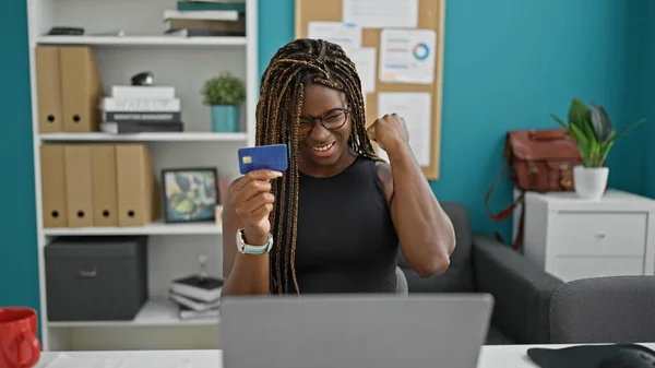 Mujer Afroamericana Trabajadora Negocios Compras Con Laptop Tarjeta Crédito Celebrando — Foto de Stock