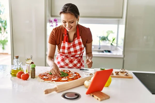 Junge Schöne Hispanische Frau Bereitet Italienische Pizza Während Sie Online — Stockfoto