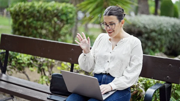 Ung Vacker Latinamerikansk Kvinna Ett Online Möte Med Laptop Sitter — Stockfoto