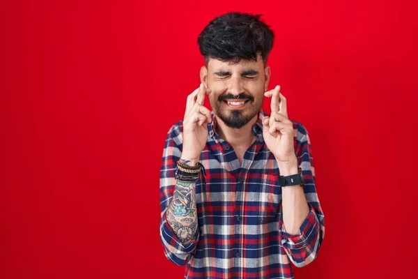 Homem Hispânico Jovem Com Barba Sobre Fundo Vermelho Gesto Dedo — Fotografia de Stock