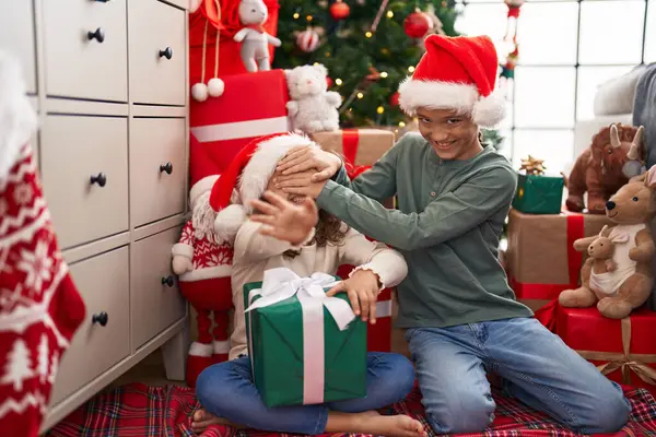Evdeki Noel Ağacının Yanında Elleri Ile Gözlerini Kapayan Iki Çocuk — Stok fotoğraf
