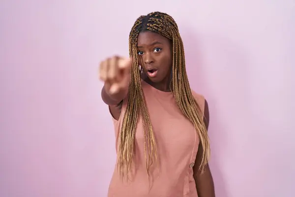 Африканская Американка Плетеными Волосами Стоящая Розовом Фоне Указывая Недовольство Разочарование — стоковое фото