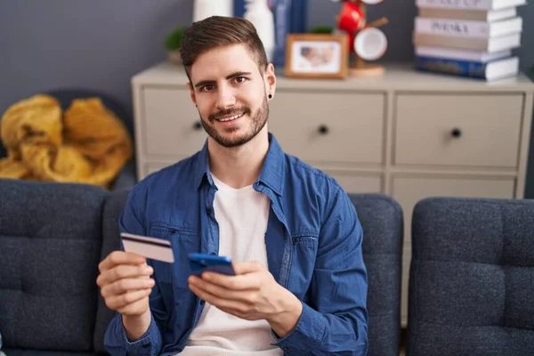 Young Caucasian Man Using Smartphone Credit Card Sitting Sofa Home — Stock fotografie
