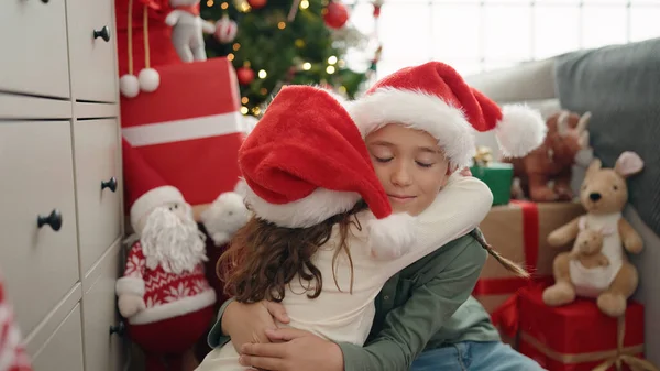 Evdeki Noel Ağacının Yanında Birbirine Sarılan Iki Çocuk — Stok fotoğraf