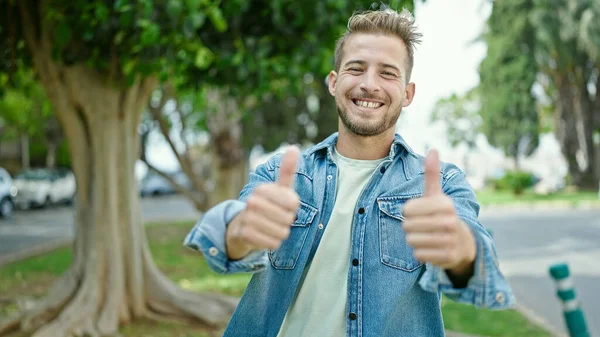 Joven Caucásico Hombre Sonriendo Confiado Haciendo Signo Con Pulgares Arriba —  Fotos de Stock