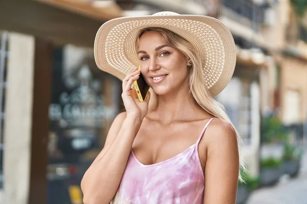 Ung Blond Kvinna Turist Ler Säker Talar Smartphone Kafé Terrass — Stockfoto