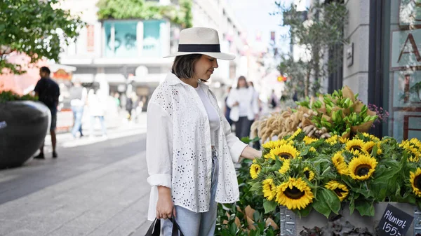 Красива Молода Іспаномовна Жінка Посміхається Дивитися Квіти Вулицях Стокгольма — стокове фото