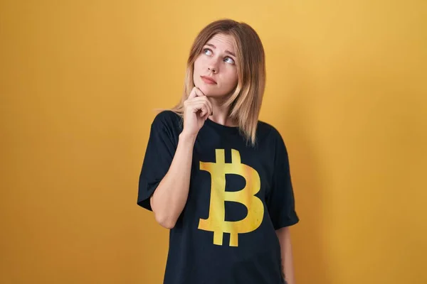 Mujer Rubia Caucásica Con Camiseta Bitcoin Con Mano Barbilla Pensando —  Fotos de Stock