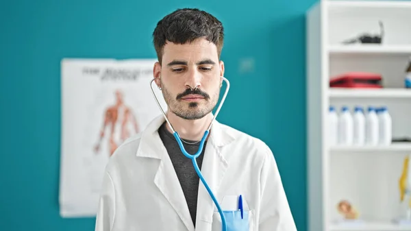 Dokter Muda Hispanik Memeriksa Dengan Stetoskop Klinik — Stok Foto