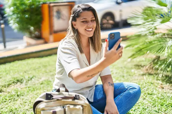 Young Hispanic Woman Student Make Selfie Smartphone Sitting Grass Park — Stock Photo, Image