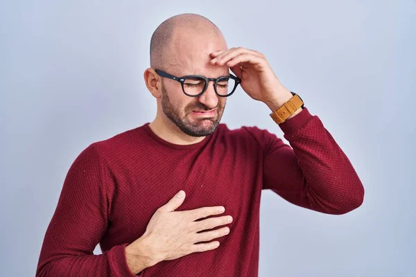 病気や発熱 インフルエンザ ウイルス病のために額に触れる眼鏡を身に着けている白い背景の上に立っているひげを持つ若いハゲ男性 — ストック写真