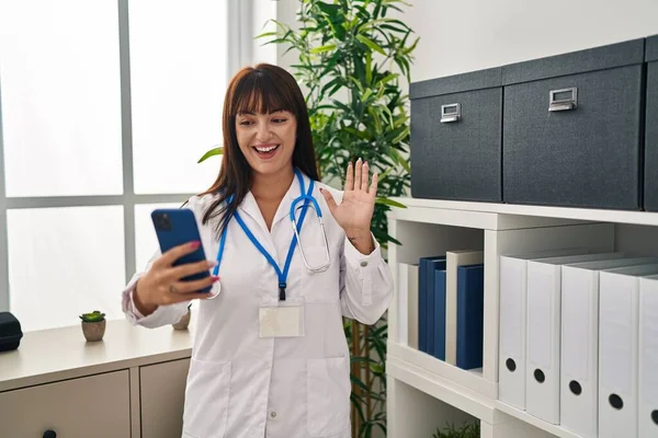 Young Beautiful Hispanic Woman Doctor Smiling Confident Having Video Call — Foto Stock