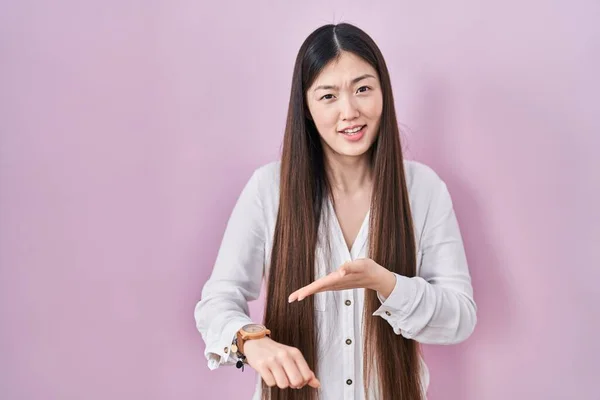 Китайская Молодая Женщина Стоящая Розовом Фоне Спешке Указывая Время Нетерпение — стоковое фото