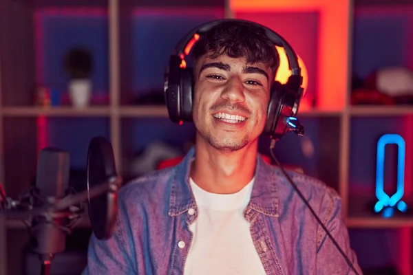 Mladý Hispánec Hraje Videohry Šťastným Chladným Úsměvem Tváři Šťastný Člověk — Stock fotografie