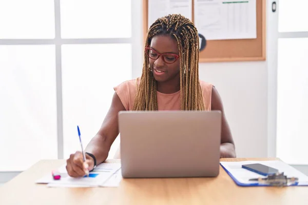 Afroamerikanerin Arbeitet Büro Mit Laptop Dokument — Stockfoto