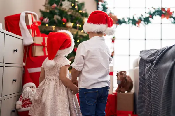 Evde Noel Ağacı Arayan Iki Çocuk — Stok fotoğraf
