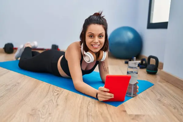 Ung Vacker Latinamerikansk Kvinna Liggande Yogamatta Med Touchpad Sportcenter — Stockfoto