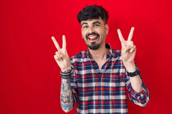 Homem Hispânico Jovem Com Barba Sobre Fundo Vermelho Sorrindo Com — Fotografia de Stock