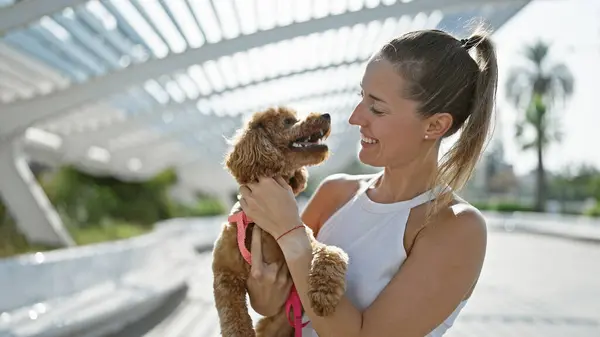 Joven Mujer Caucásica Con Perro Sonriendo Abrazándose Parque —  Fotos de Stock