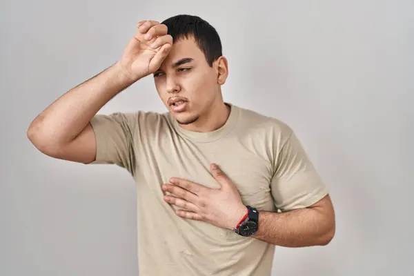 Hombre Árabe Joven Con Camiseta Casual Tocando Frente Por Enfermedad —  Fotos de Stock