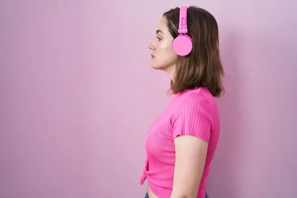 Mujer Rubia Caucásica Escuchando Música Usando Auriculares Mirando Costado Pose — Foto de Stock