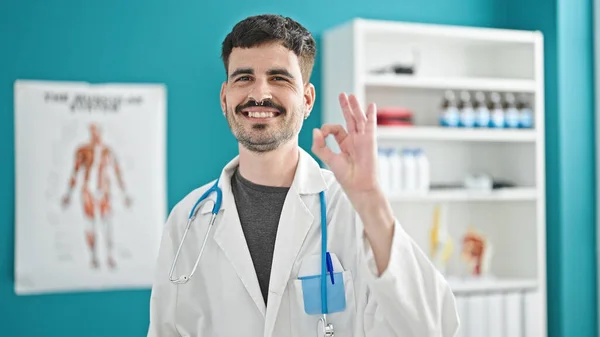 Νεαρός Ισπανόφωνος Γιατρός Κάνει Εντάξει Χειρονομία Στην Κλινική — Φωτογραφία Αρχείου