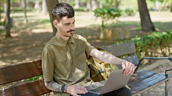 Junger Hispanischer Tourist Sitzt Mit Laptop Auf Parkbank — Stockfoto