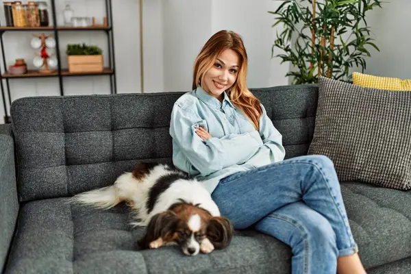 Young Caucasian Woman Smiling Confident Sitting Sofa Dog Home — ストック写真