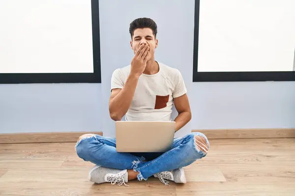 Jonge Spaanse Man Die Thuis Een Laptop Gebruikte Verveelde Zich — Stockfoto