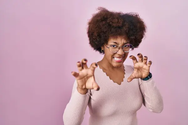 Jovem Afro Americana Sobre Fundo Rosa Sorrindo Engraçado Fazendo Gesto — Fotografia de Stock