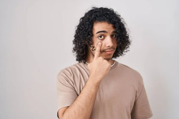 Hispanischer Mann Mit Lockigem Haar Der Über Weißem Hintergrund Steht — Stockfoto
