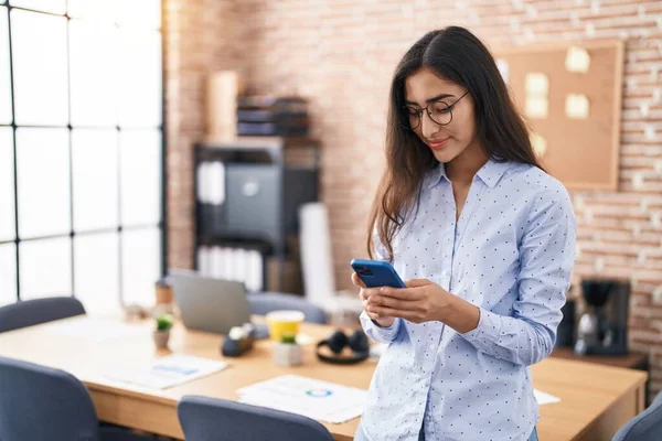 Young Hispanic Girl Business Worker Smiling Confident Using Smartphone Office — Stockfoto