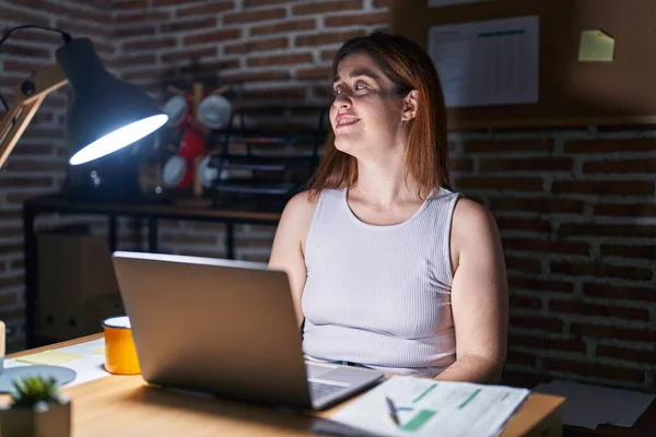 Mujer Morena Que Trabaja Oficina Por Noche Mirando Hacia Otro — Foto de Stock