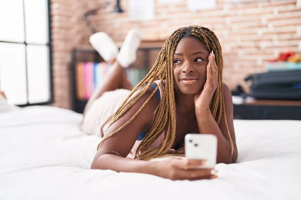 African American Woman Using Smartphone Lying Bed Bedroom — Zdjęcie stockowe