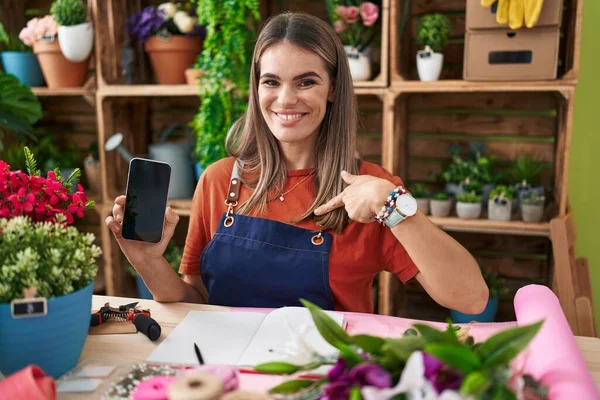 Jeune Femme Hispanique Travaillant Boutique Fleuristes Montrant Écran Smartphone Pointant — Photo