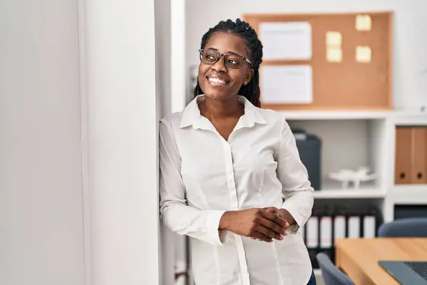 Afrykańska Amerykańska Kobieta Biznes Pracownik Uśmiechnięty Pewny Siebie Biurze — Zdjęcie stockowe