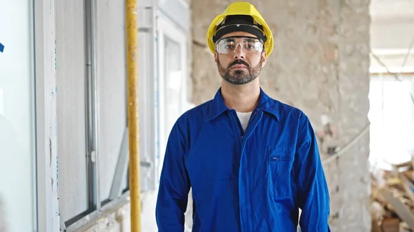Ung Latinamerikan Man Arbetare Bär Hatt Byggarbetsplatsen — Stockfoto