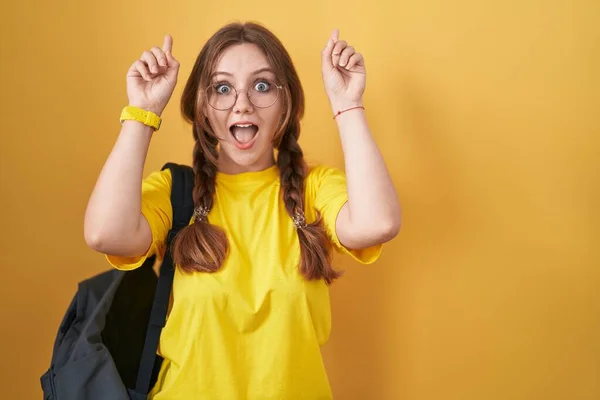 Jonge Blanke Vrouw Dragen Student Rugzak Gele Achtergrond Lachen Verbaasd — Stockfoto