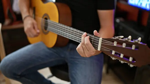 Junger Hispanischer Musiker Spielt Klassische Gitarre Musikstudio — Stockfoto