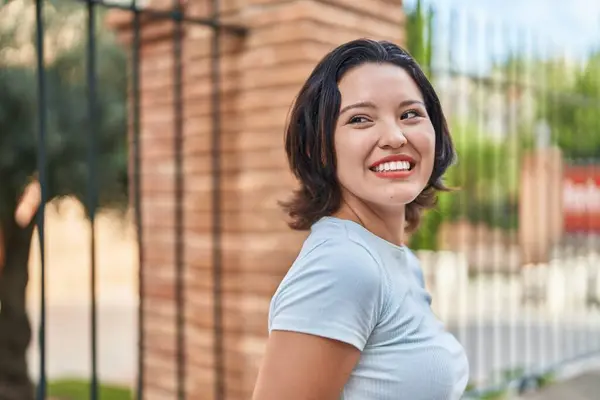 Молода Іспаномовна Жінка Посміхається Впевнено Дивлячись Бік Вулиці — стокове фото