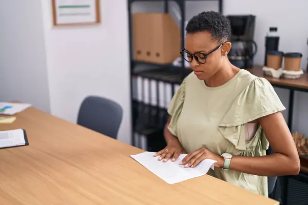 Afričanky Americká Žena Obchodní Pracovník Sedí Stole Drží Papír Kanceláři — Stock fotografie