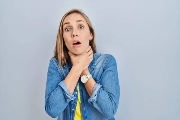 Young Blonde Woman Standing Blue Background Shouting Suffocate Because Painful — Stock Photo, Image