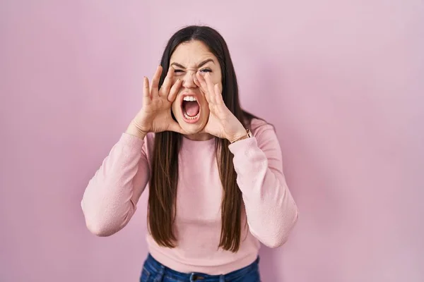 Young Brunette Woman Standing Pink Background Shouting Angry Out Loud — Stock fotografie
