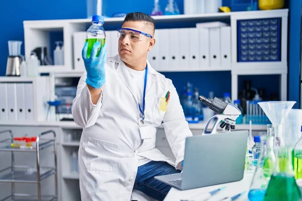 Young Latin Man Scientist Holding Test Tube Using Laptop Laboratory — Stock Photo, Image