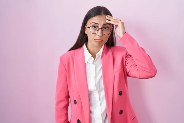 Jonge Spaanse Vrouw Zakelijke Kleding Bril Bezorgd Gestrest Een Probleem — Stockfoto