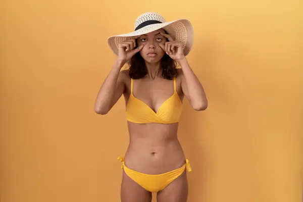 Young Hispanic Woman Wearing Bikini Summer Hat Trying Open Eyes — Stock Photo, Image