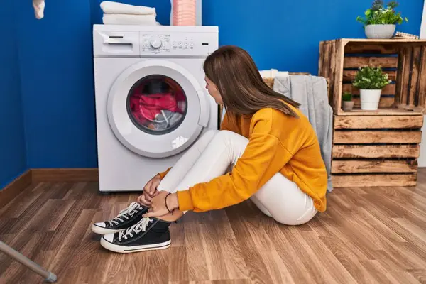 Young Blonde Woman Sitting Floor Waiting Washing Machine Laundry Room — ストック写真