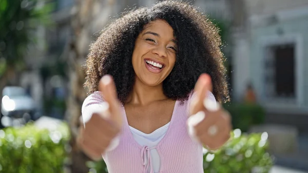 非洲裔美国女人带着自信微笑 在公园里竖起大拇指签个名 — 图库照片